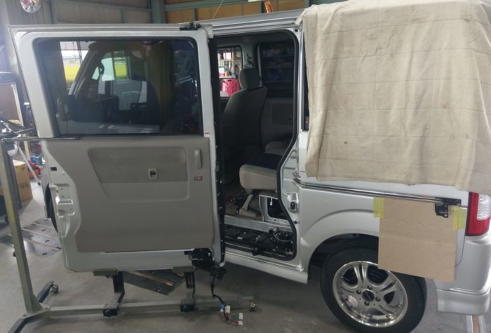 エブリィda64w Da64vのスライドドアの取り外し方 取り付け方法 Everysta エブリィスタ