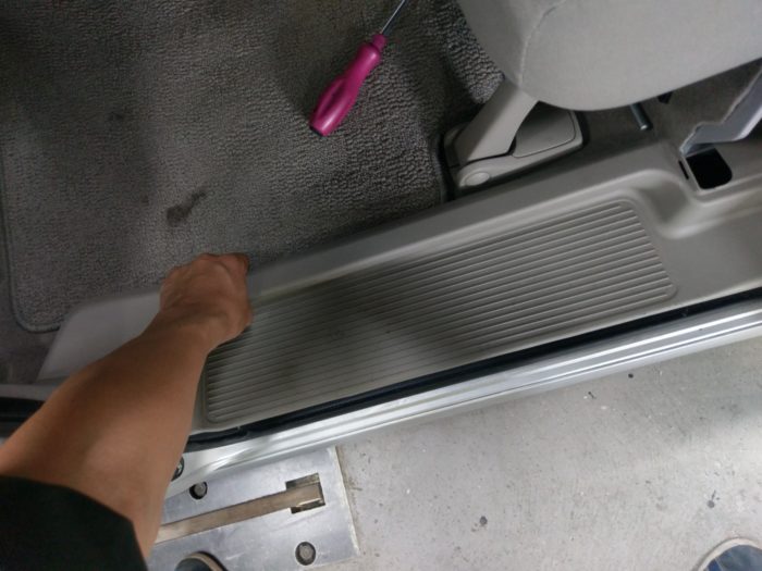 エブリィda64w Da64vのスライドドアステップトリムの取り外し方法 取り付け方法 Everysta エブリィスタ